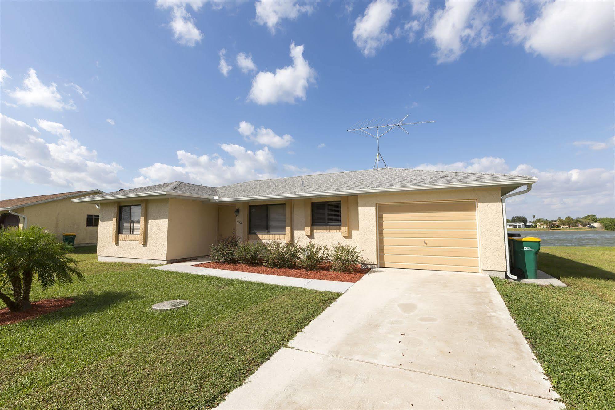 Lilsis By The Lake Port Charlotte Exterior foto